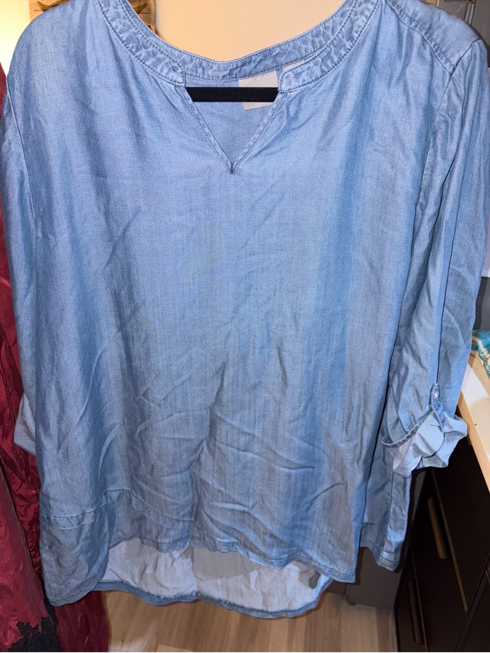 Chico's light blue chambray tunic blouse featuring a split V-neckline 3X